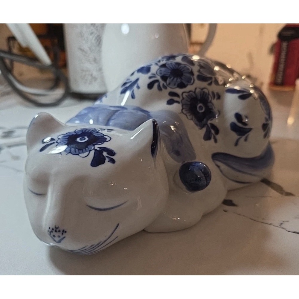 Vintage Blue & White Ceramic‎ Sleeping Cat